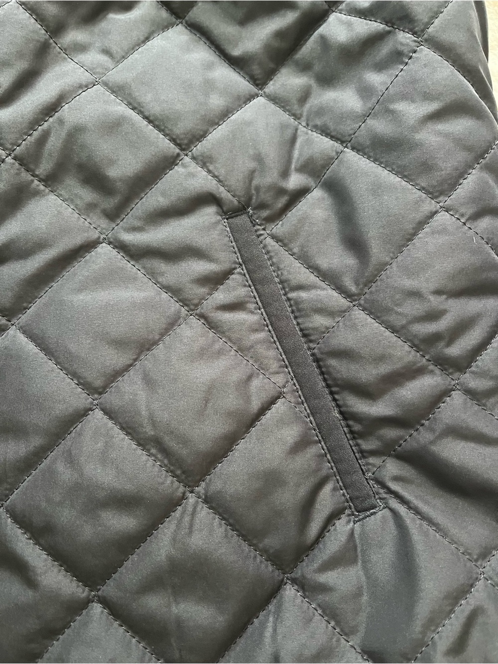 Old Navy Women’s  Quilted Sleeveless Puffer Vest - Black - Picture 6 of 6